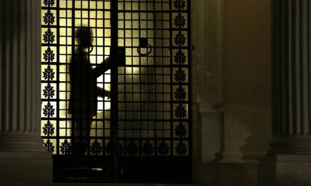 Τηλεοπτικές άδειες – Μαξίμου: Κανείς δεν γνωρίζει τίποτα