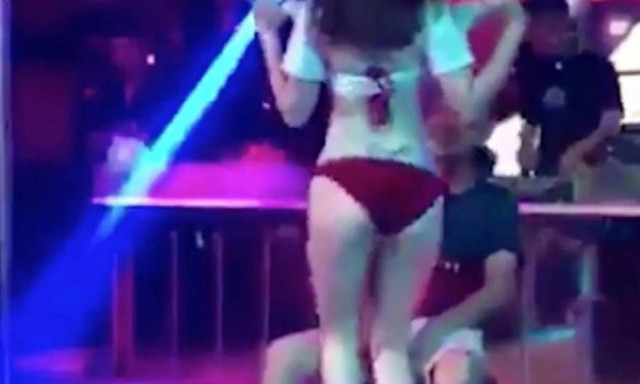 Τον έπιασε να κάνει χορό σε στριπτιτζάδικο και δείτε πώς αντέδρασε (video)