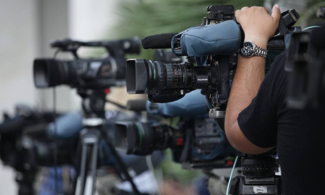 Τηλεοπτικές άδειες: «Αγαπάς» την κυβέρνηση; Παίρνεις άδεια