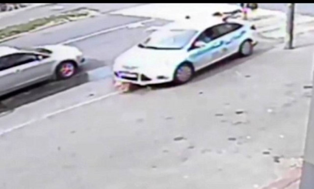 Δραματική διάσωση: Περαστικοί σήκωσαν αυτοκίνητο για να απεγκλωβίσουν 10χρονη (vid)