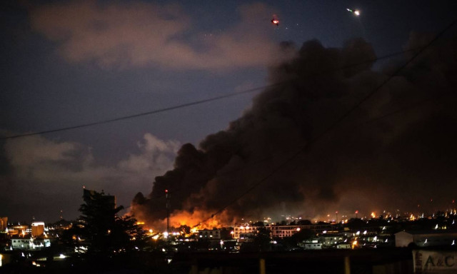 Στις φλόγες από εξοργισμένους διαδηλωτές το κοινοβούλιο της Γκαμπόν (Pics)