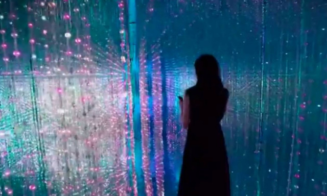 Ψυχεδελικό ταξίδι σε ένα κρυστάλλινο σύμπαν