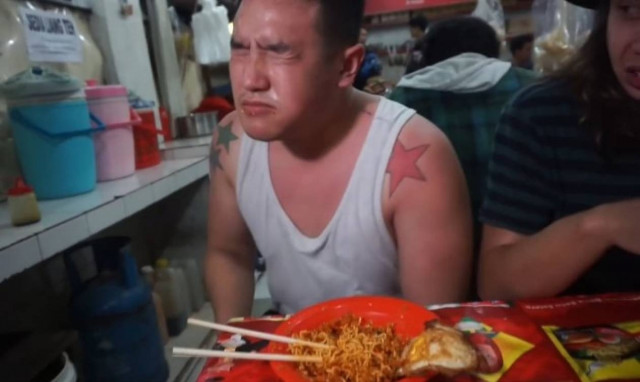 Απίστευτο: Έφαγε τα πιο καυτερά noodles του κόσμου και κουφάθηκε! (vid)