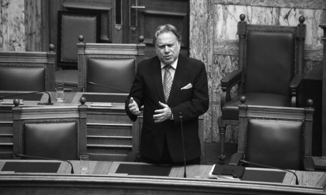 Τηλεοπτικές άδειες: Ο Κατρούγκαλος έπαθε... νομιμότητα