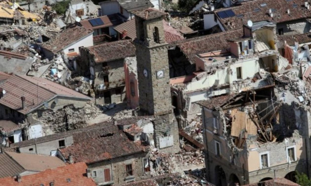 Οργή για σκίτσο του «Charlie Hebdo» που παρομοιάζει τα θύματα του Αματρίτσε με μακαρονάδες (photos)