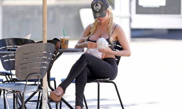 Διάσημη τηλεπερσόνα «τρελάθηκε» και βγάζει βόλτα ένα πλαστικό μωρό μετά την αποβολή της (vids+pics)