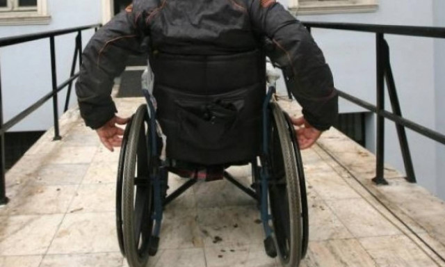 Σοκ:Δεν άφησαν ανάπηρο παιδί να μπει σε τράπεζα