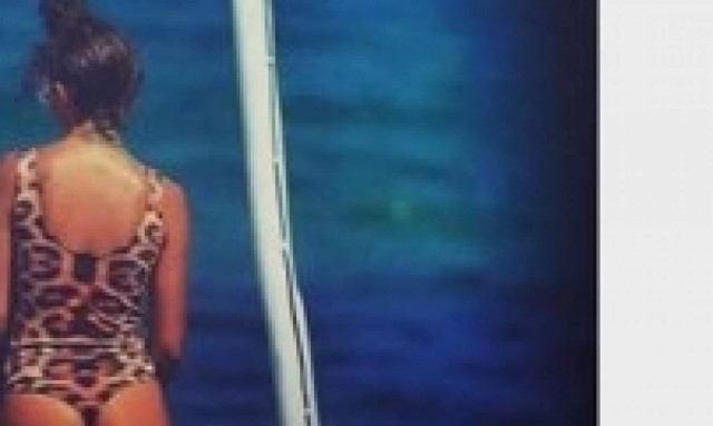 «Δεν μάσησε» απο τη βροχή και βγήκε στην παραλία με το «τιγράκι» της