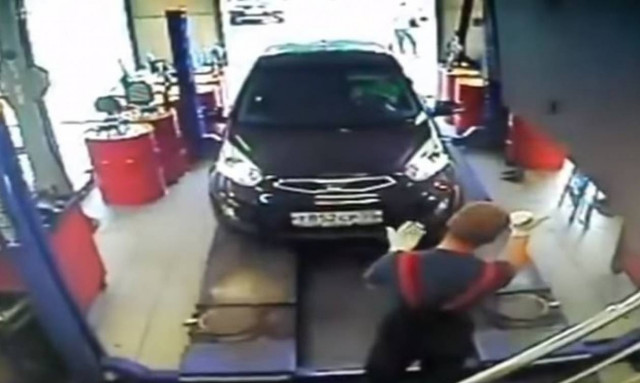 Απίστευτο: Μπέρδεψε το γκάζι με το φρένο και... πάτησε τον μηχανικό! (vid)