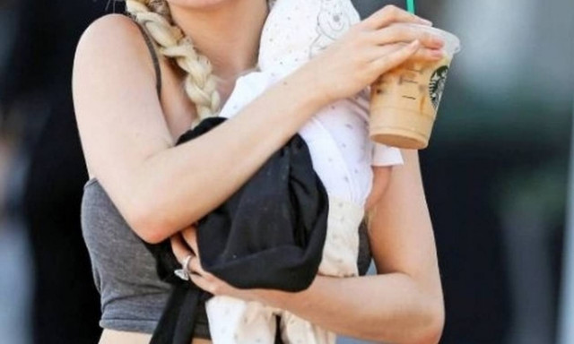 Σοκάρει η τηλεπερσόνα. Μετά την αποβολή, κυκλοφορεί με πλαστικό μωρό στην αγκαλιά της