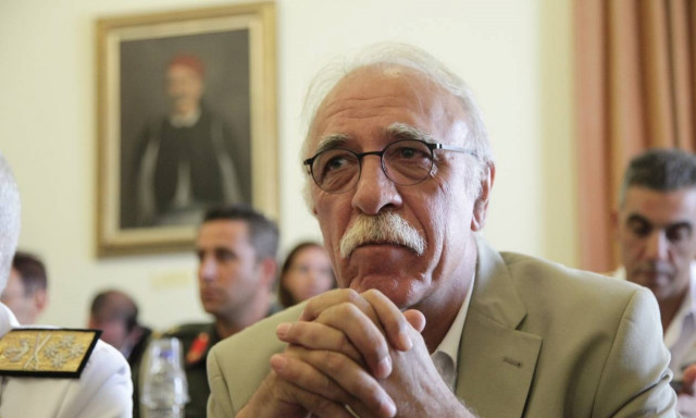 Ο Βίτσας επιμένει: Δεν θα γίνουν μειώσεις στα ειδικά μισθολόγια