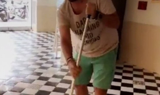 Έλληνας τραγουδιστής άφησε το μικρόφωνο και έπιασε τη σφουγγαρίστρα