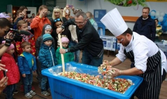 Ελληνική σαλάτα για... Γκίνες στην Κόκκινη Πλατεία