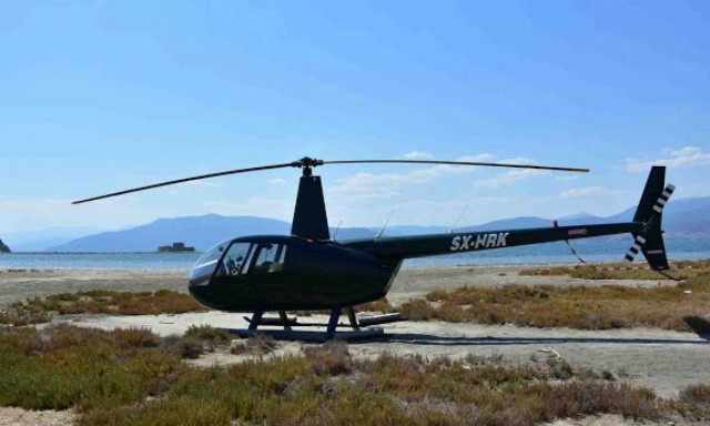 Ναύπλιο: «Πάρκαρε» το ελικόπτερο και πήγε για... καφέ! (pics)