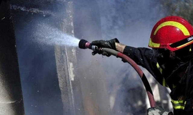 Είχαν «άγιο»: Ηλικιωμένο ζευγάρι απεγκλωβίστηκε τελευταία στιγμή από φλεγόμενο σπίτι