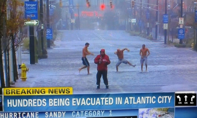 Ο καιρός τους τα 'κανε μούσκεμα: Οι πιο ξεκαρδιστικές live αναμεταδόσεις ακραίων καιρικών φαινομένων