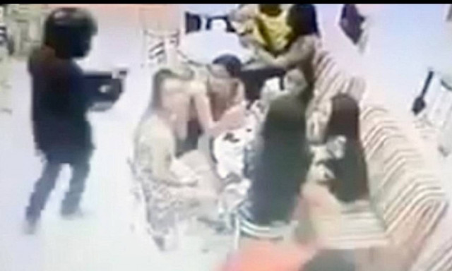 Βίντεο-σοκ: Τον εκτελεί εξ επαφής μέσα σε εστιατόριο