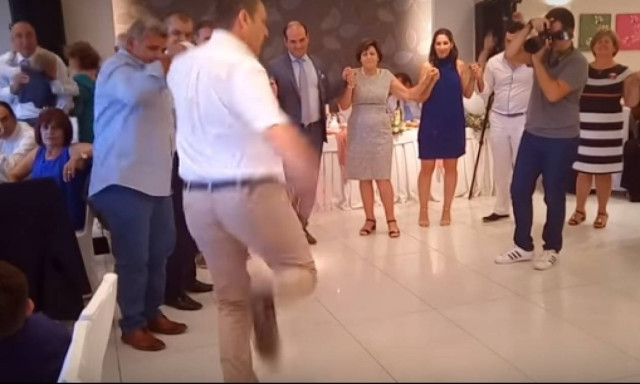 Όταν ο Απόστολος Γκλέτσος επισκίασε τον γαμπρό και τη νύφη με το τσάμικό του (video)