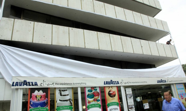 Ξηλώνουν γιγαντοαφίσες του «Ε» - Δείτε το λόγο (photos)