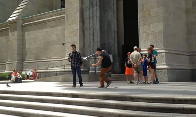 «Ήρωας ή κακοποιός;» Ο «τρομοκράτης» που κλαδεύει τα selfie sticks των τουριστών (Vid)