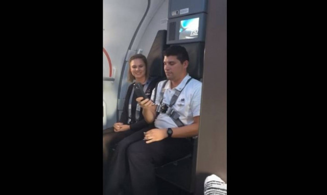 Ο καλύτερος αεροσυνοδός: Κάνει ανακοινώσεις με τις φωνές των Looney Tunes (vid)