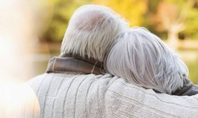 Το συχνό σεξ βλάπτει τους ηλικιωμένους άνδρες, αλλά κάνει καλό στις γυναίκες!