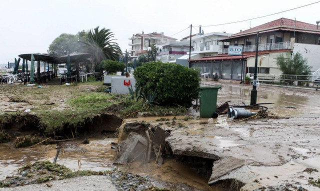 Φονική κακοκαιρία: Τέσσερις νεκροί από τη θεομηνία που σάρωσε τη χώρα - Αγνοείται οδηγός