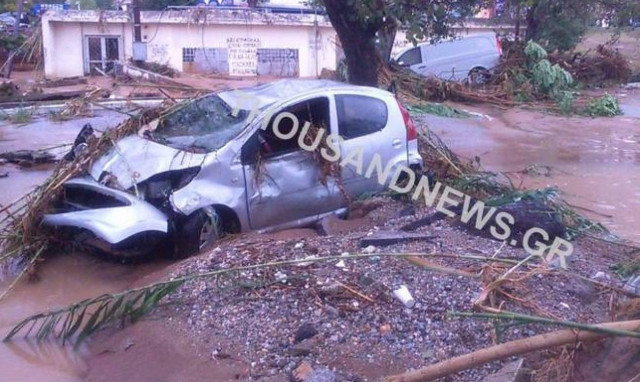 Κακοκαιρία: Αγνοείται γυναίκα οδηγός στη Θεσσαλονίκη - «Πνίγηκε» η πόλη από τη θεομηνία (pics+vid)