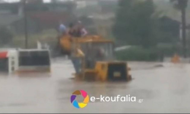 Βίντεο που κόβει το αίμα: Απεγκλωβισμός επιβατών που κινδυνεύουν να πνιγούν από λεωφορείο του ΟΑΣΘ