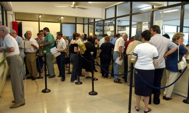 «Μαχαίρι» στις συντάξεις και κάτω από τα 1.300 ευρώ