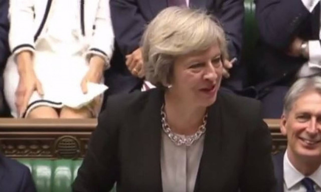 «Βασικό ένστικτο» στη βρετανική Βουλή: Το σέξι «ατύχημα» βουλευτίνας! (vid)