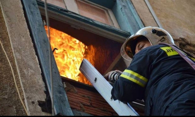 Φωτιά στην Κυψέλη: Με σοβαρά τραύματα απεγκλωβίστηκε άτομο με κινητικά προβλήματα