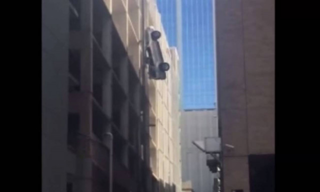 Επικό: Προσπάθησε να παρκάρει και κατέληξε... στον αέρα! (vid)