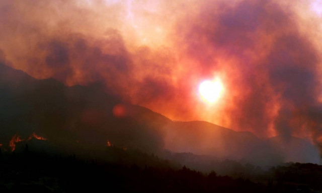 Πύρινη κόλαση στη Θάσο: Τέσσερα μέτωπα κατακαίνε το νησί - Εκκενώνεται οικισμός (video)