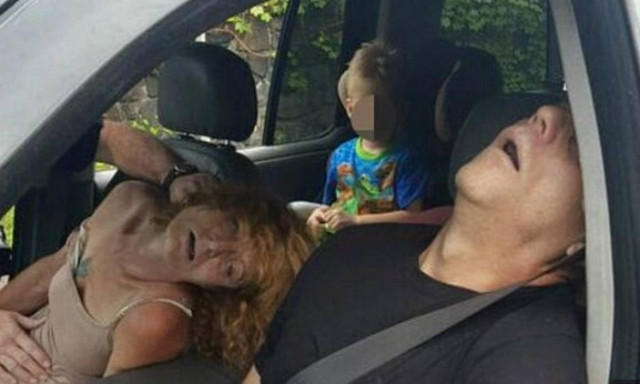 Φωτογραφίες-σοκ: Οδηγούσαν υπό την επήρεια ηρωίνης με τον τετράχρονο γιο τους στο αυτοκίνητο