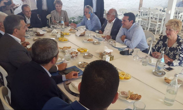 ΔΕΘ: Ο Τσίπρας έκανε το τραπέζι σε Μπουτάρη και Τζιτζικώστα – Τι είχε το μενού (pics&vid)