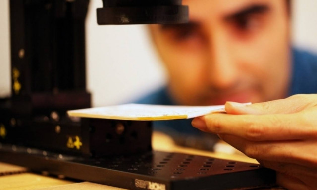 H πρώτη συσκευή που διαβάζει κλειστά βιβλία είναι γεγονός! (Vid)