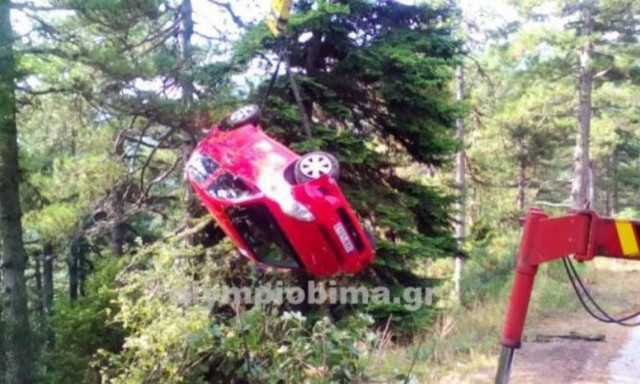Παραλίγο τραγωδία στον Όλυμπο – Αυτοκίνητο έπεσε σε χαράδρα (pics)