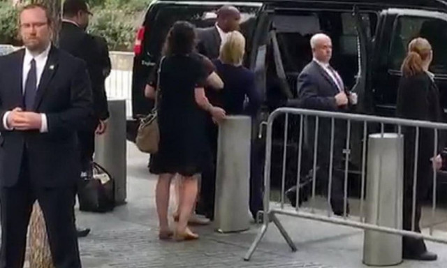 Η θερμοπληξία φανέρωσε το πρόβλημα υγείας της Χίλαρι Κλίντον (video)