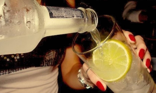 ΠΡΟΣΟΧΗ: Γι΄ αυτό δεν πρέπει να βάζετε ποτέ φέτα λεμονιού μέσα στο ποτό σας!