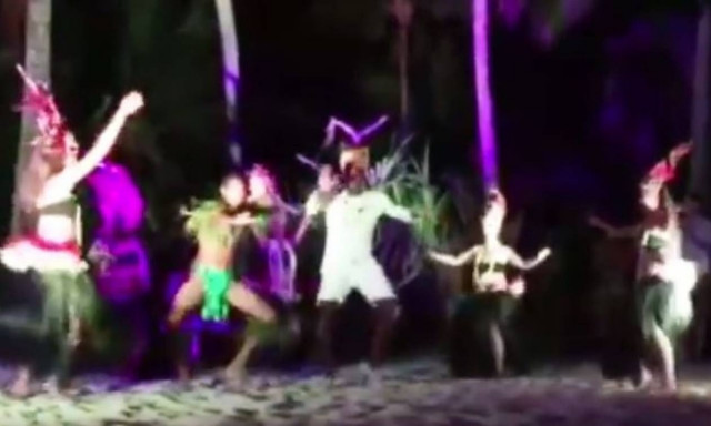 «Τα έσπασε» στα Μπόρα Μπόρα ο Γιουσέιν Μπολτ - Ο χορός του με σέξι χορεύτριες! (vid)