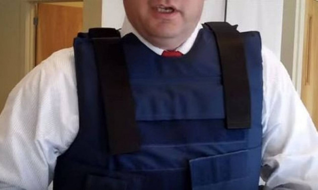 ΗΠΑ: Σκοτώθηκε ενώ προσπαθούσε να δοκιμάσει αν το αλεξίσφαιρο ήταν λειτουργικό!