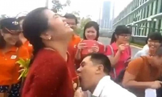 Υπάλληλοι εταιρείας τρώνε σταφύλι από το μπούστο συναδέλφων τους - Δείτε γιατί! (vid)