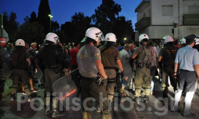 Επεισόδια και χημικά στη Χίο σε συγκέντρωση διαμαρτυρίας κατά των μεταναστών (pics&vid)