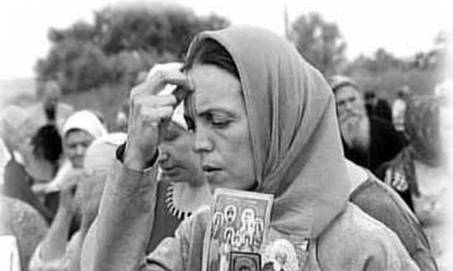 Γιατί κάνουμε τον Σταυρό μας όταν προσευχόμαστε;