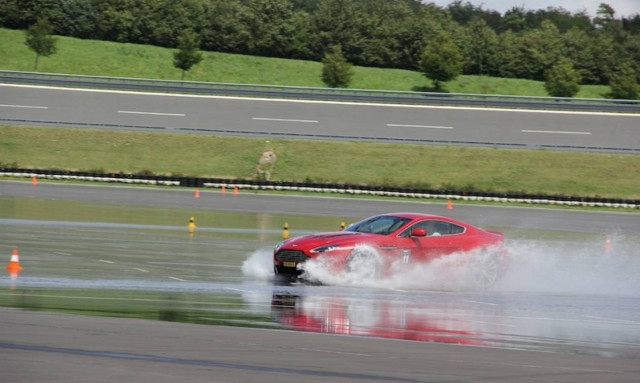 Πώς πρέπει να οδηγώ όταν βρέχει…