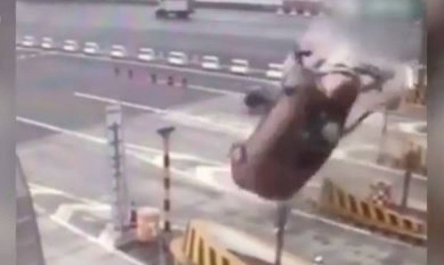 Απίστευτο ατύχημα: Αυτοκίνητο χτυπάει στα διόδια και κάνει τούμπα στον αέρα! (vid)