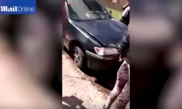 Βίντεο ΣΟΚ –Τον «έλιωσε» κάτω από τις ρόδες του αυτοκινήτου – ΠΡΟΣΟΧΗ σκληρές εικόνες!