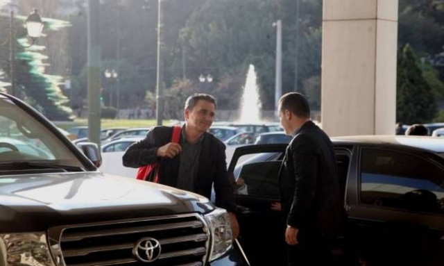 Greek FinMin, institutions review budget figures