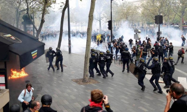 Γαλλία: Νέες κινητοποιήσεις κατά της μεταρρύθμισης στα εργασιακά - Δώδεκα τραυματίες (pics+vid)